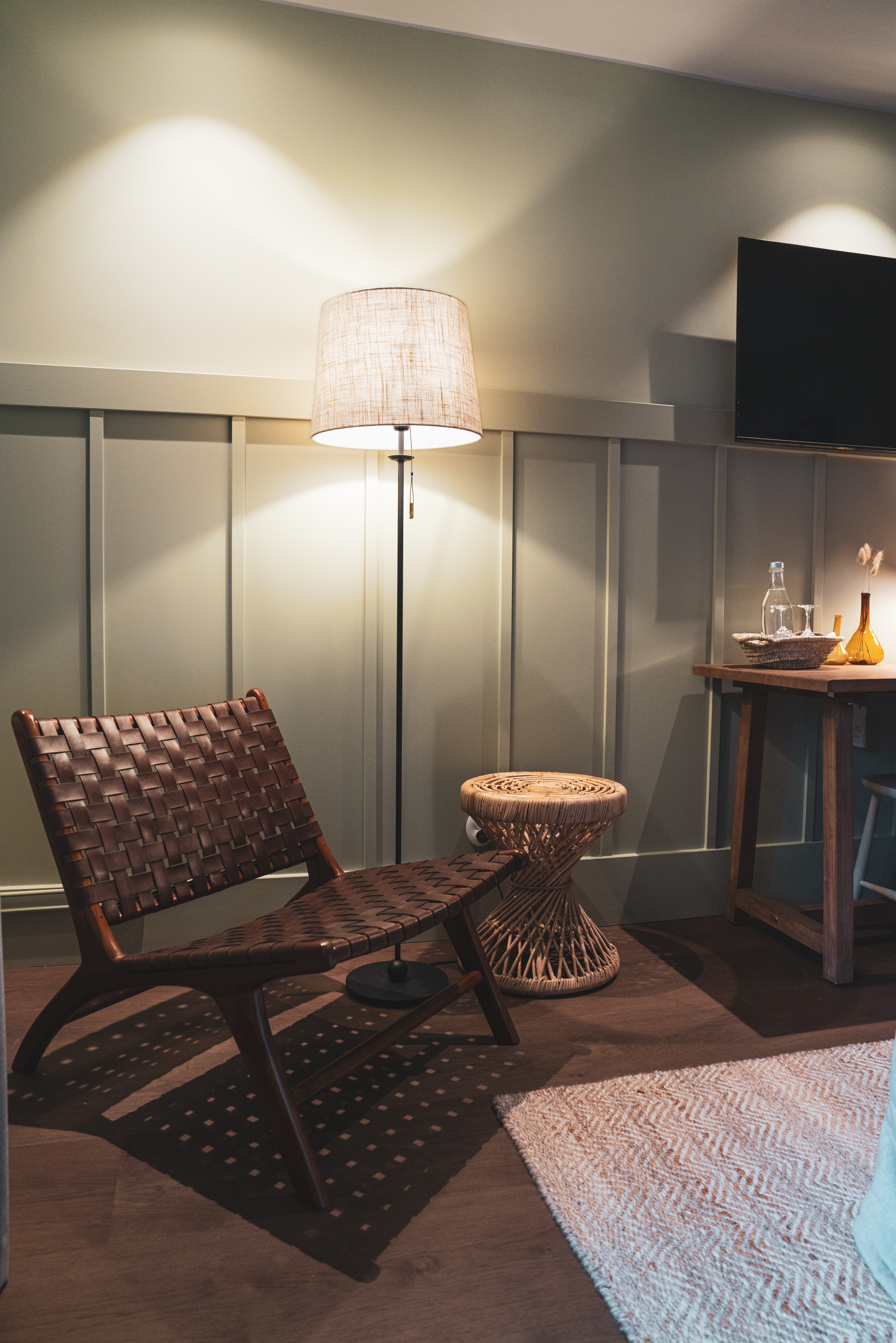 Hotellrummen är inredda med utvalda möbler i sobra färger som ger en lantlig känsla