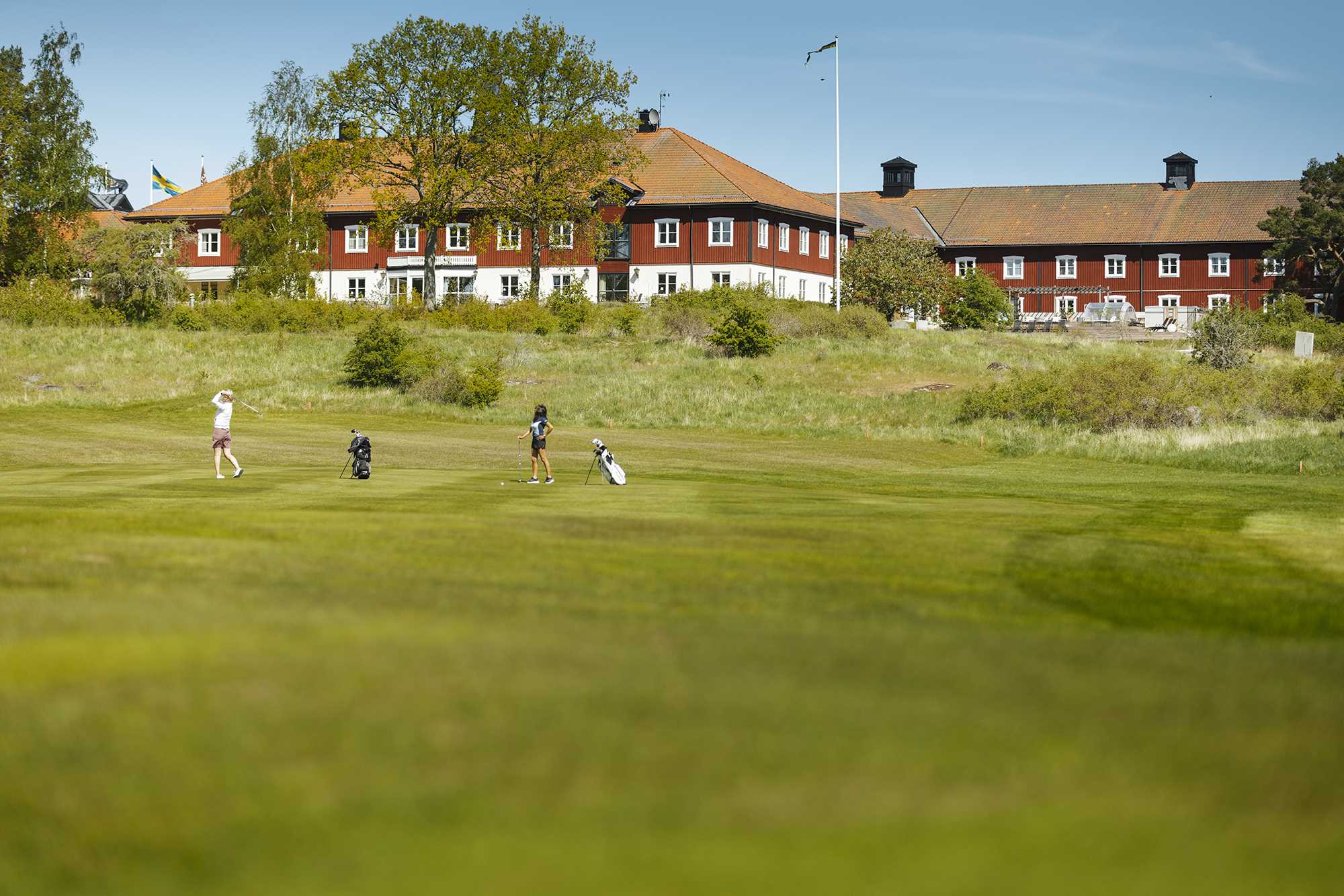 Framför hotellet finns en vacker golfbana