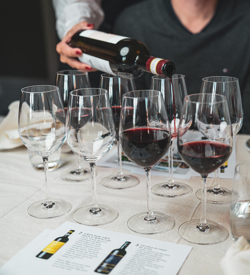 Vinprovning av röda viner på Fågelbro Säteri på Värmdö