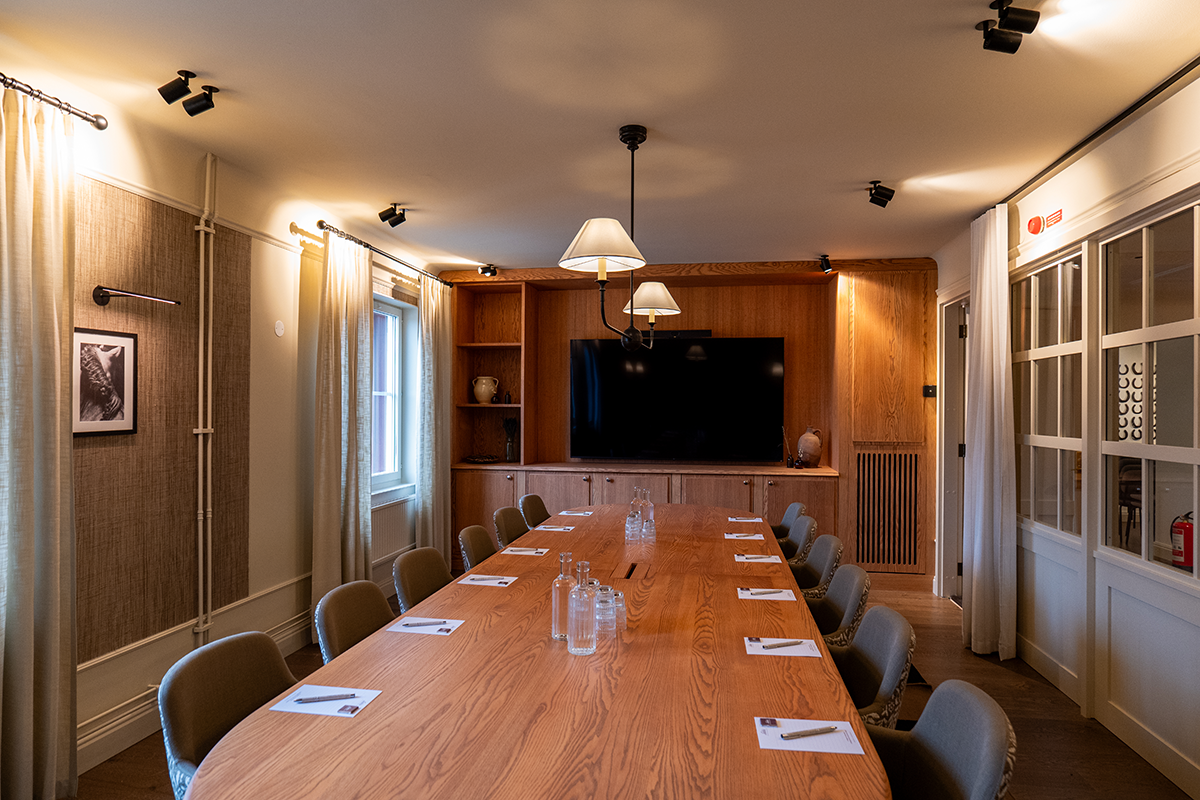 Mötesrum med fast styrelsesittning