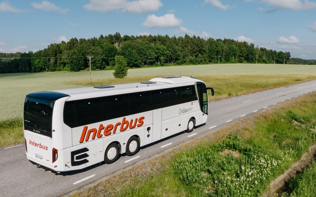 Buss kör på landsväg