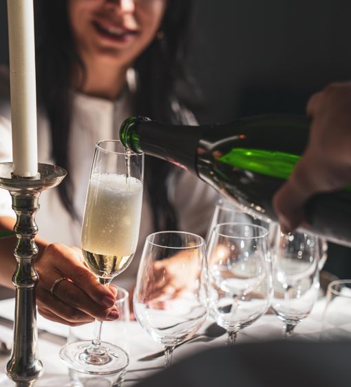 Kvinna blir serverad bubbel
