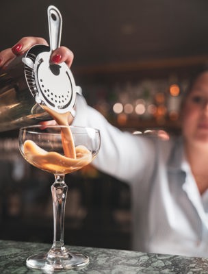 Dryck hälls upp i baren