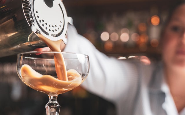 Dryck hälls upp i baren