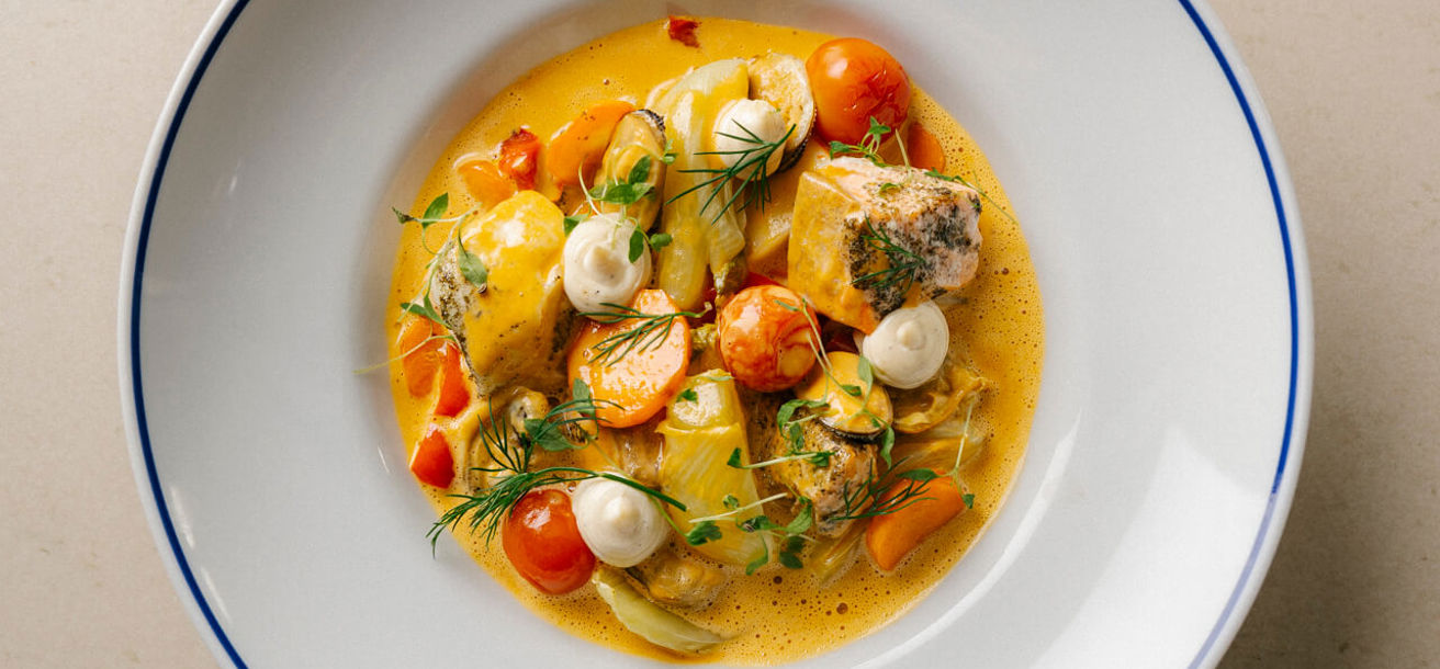 En tallrik med fisksoppa