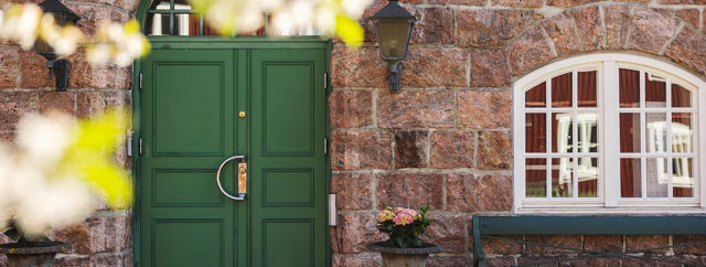 Grön dörr på stenbyggnad