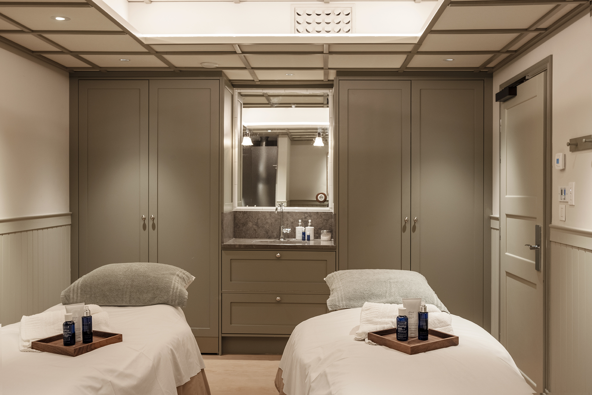 Behandlingsrum i naturnära färger för duo behandlingar