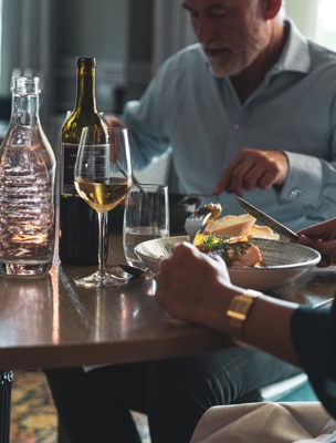 Två personer äter middag i hotellets matsal