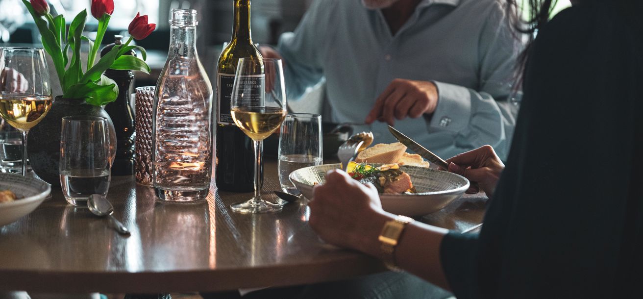 Två personer äter middag i hotellets matsal