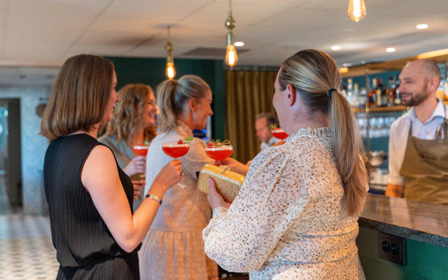 Mindel och drinkar i hotellets bar