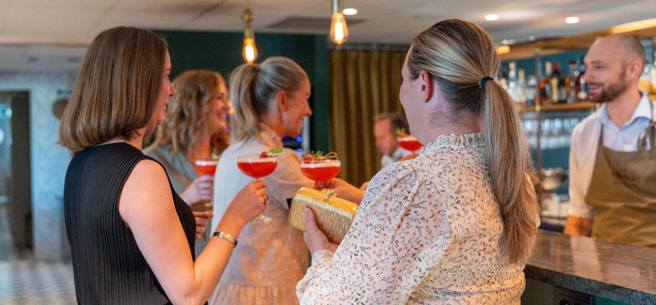 Mindel och drinkar i hotellets bar