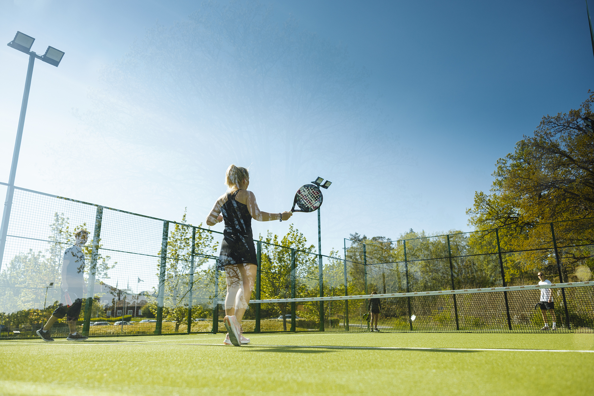 Padelbana utomhus i grönskande miljöer