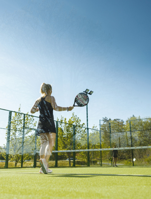 Padelbana utomhus i grönskande miljöer