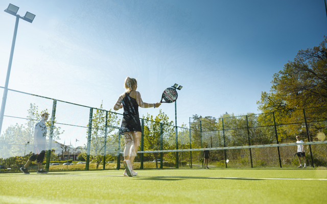 Padelbana utomhus i grönskande miljöer