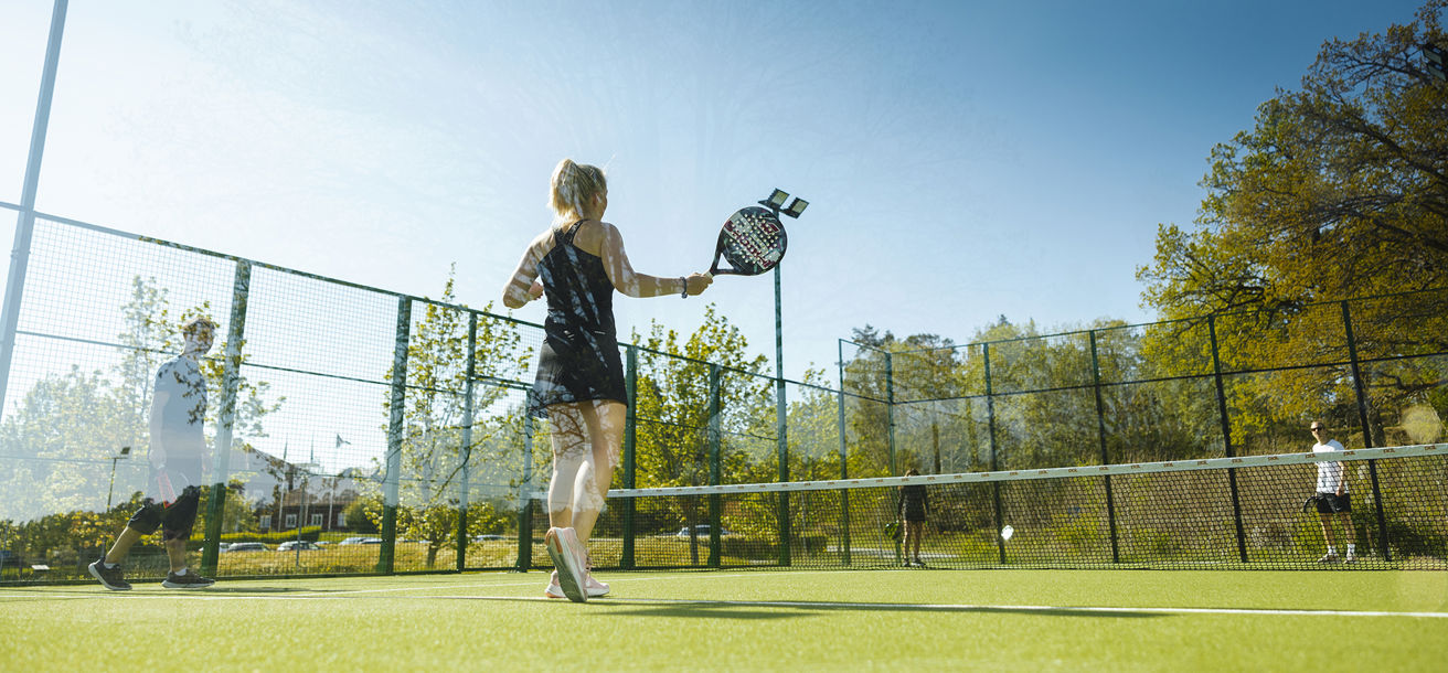 Padelbana utomhus i grönskande miljöer