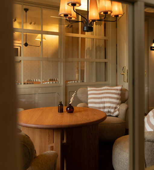 Konferensvåning med runt bord och sköna fåtäljer