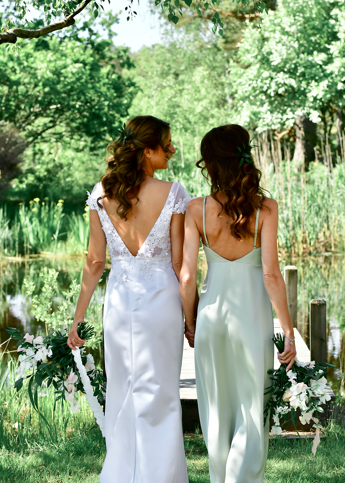 Brud och brudtärna i grönskande omgivningar på bröllop på Värmdö