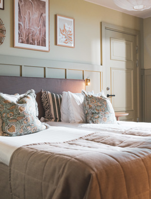 Vackert hotellrum med ljusa färger