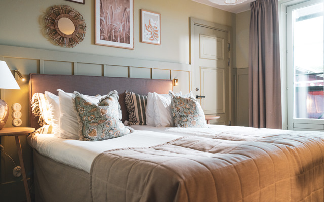 Vackert hotellrum med ljusa färger