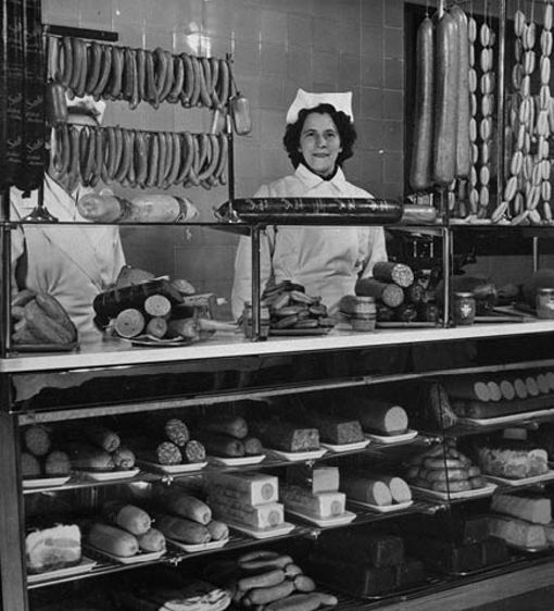 Försäljning av korvar och kött i charkdisken