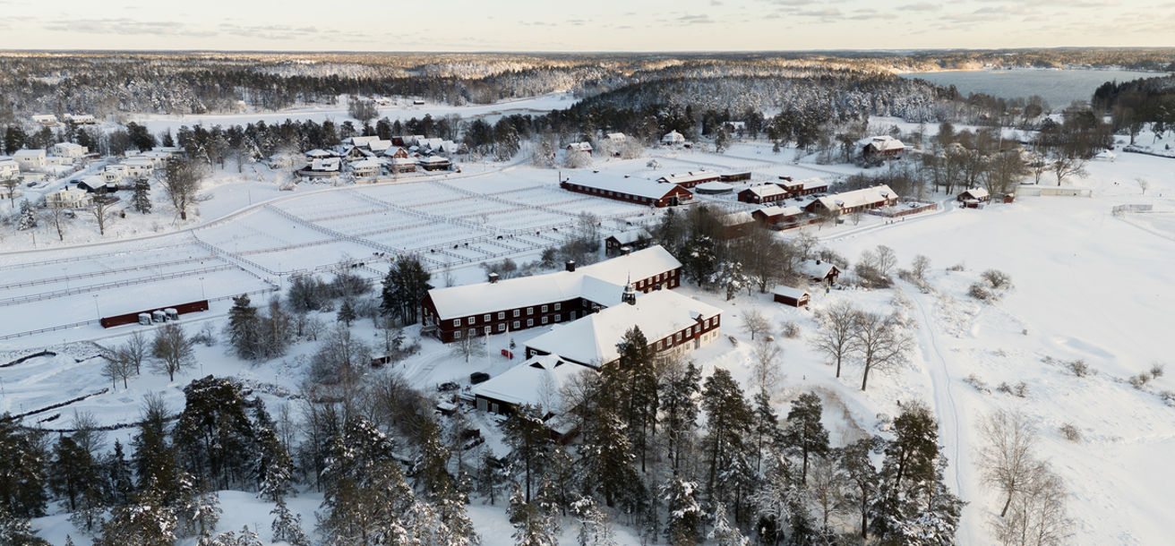 Drönarbild över hotellet på vintern, som visar ett snätäckt hotell