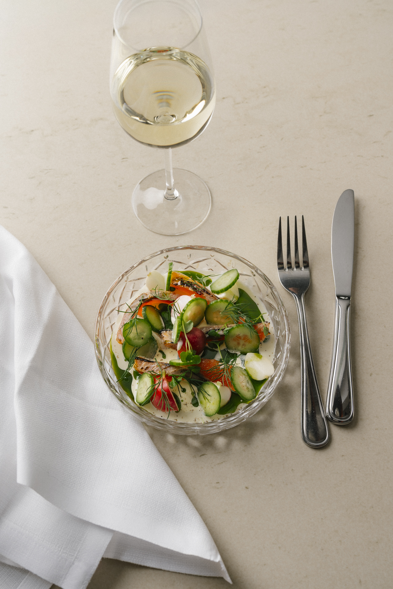 En sidosallad och ett glas vitt vin