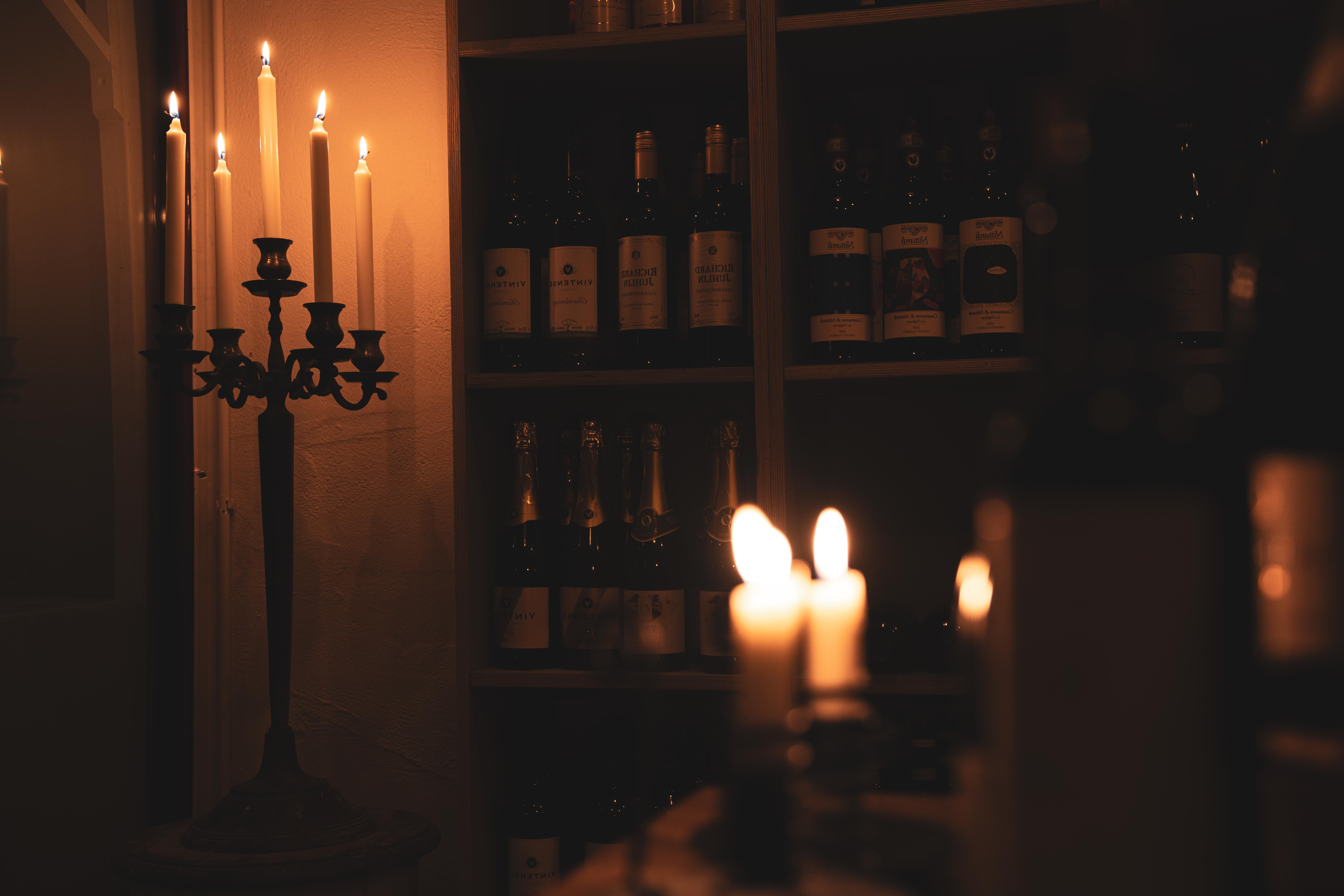 Levande ljus i vinkällaren