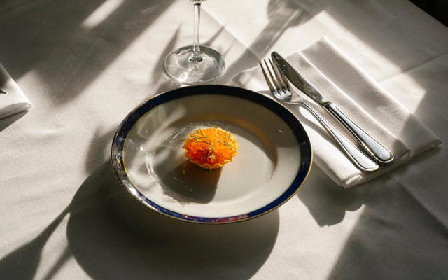 Förrätt med löjrom serveras med ett glas vitt vin