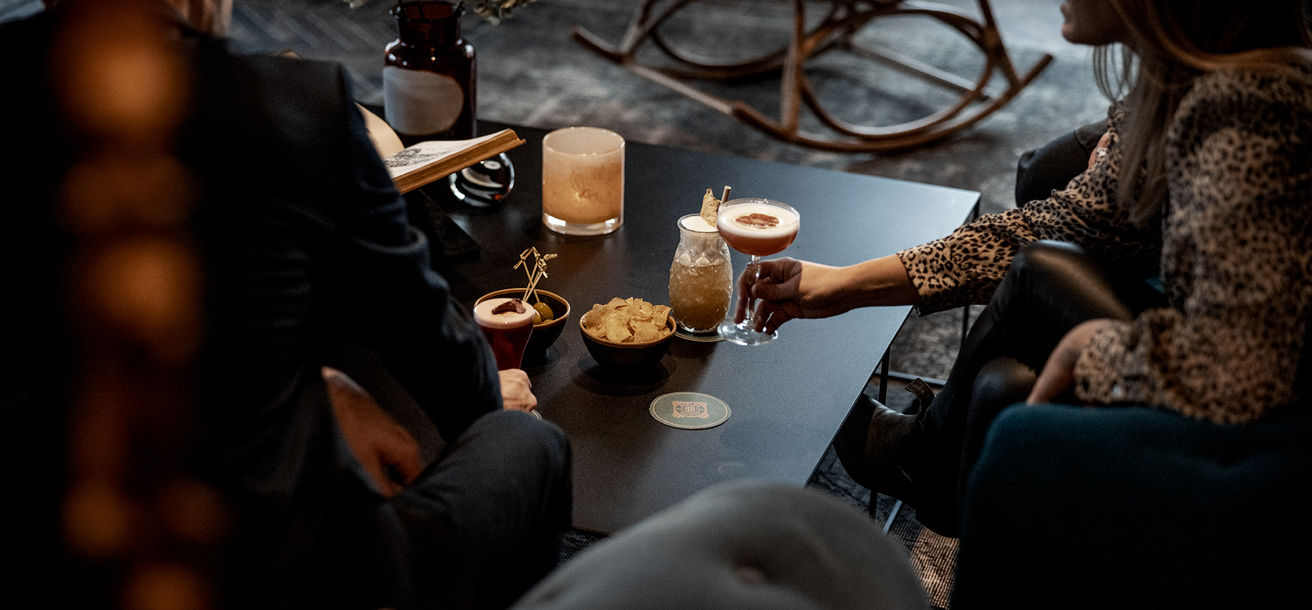 Drinkar och snacks i baren