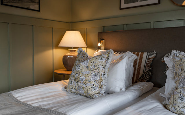 Hotellrum med fina dekorationskuddar i sängen