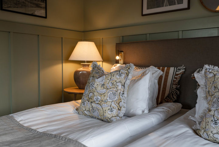 Hotellrum med fina dekorationskuddar i sängen