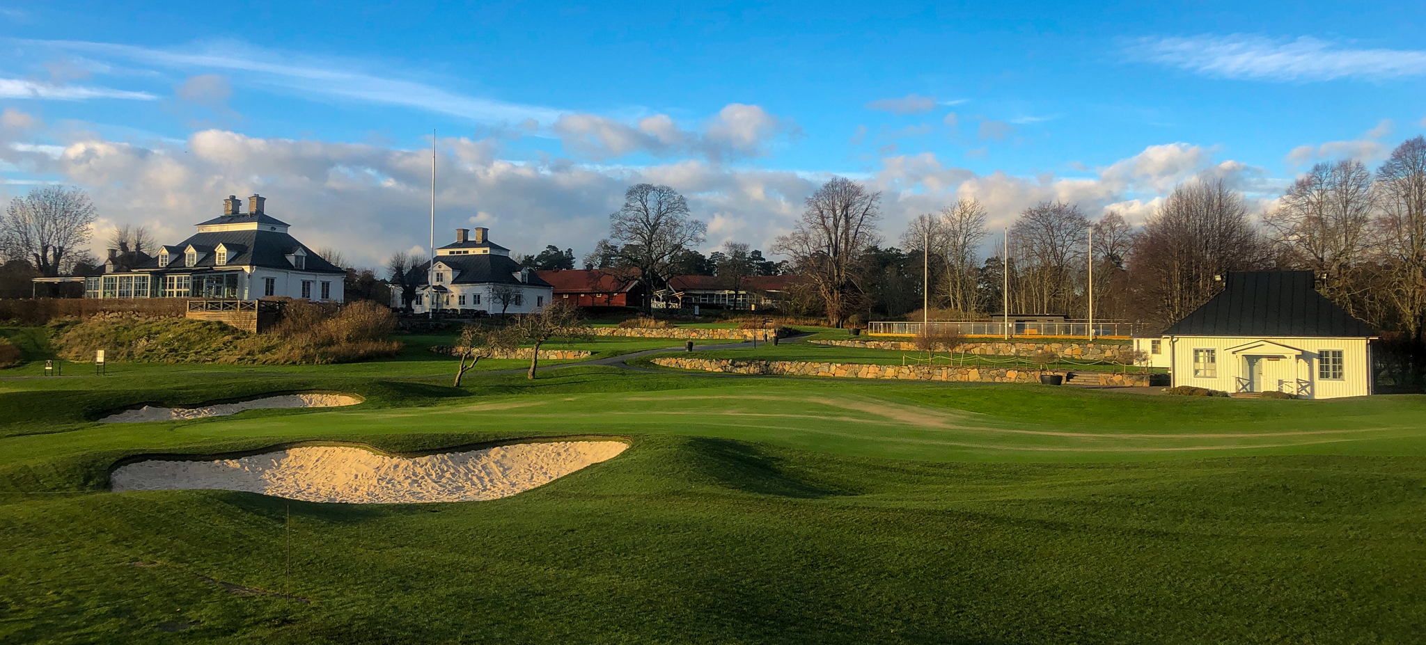 Golfbana med tillhörande klubbhus på Värmdö