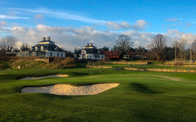 Golfbana med tillhörande klubbhus på Värmdö