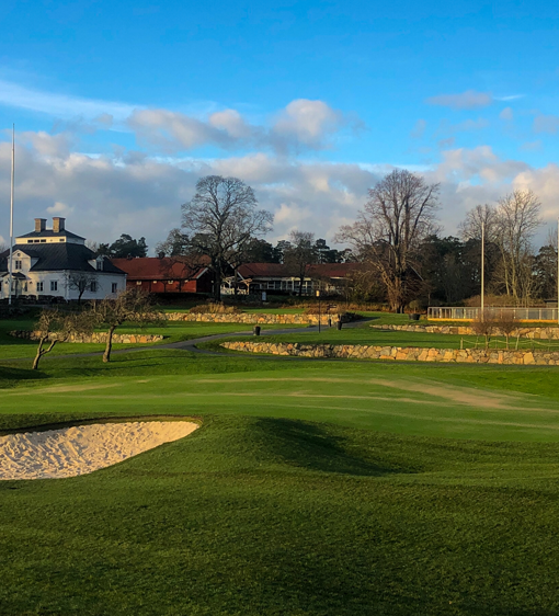 Golfbana med tillhörande klubbhus på Värmdö