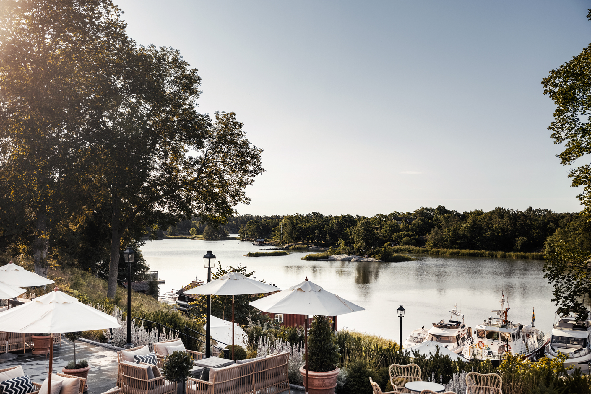 Uteterassen på Smådalarö Gård Hotell & Spa vetter mot havet