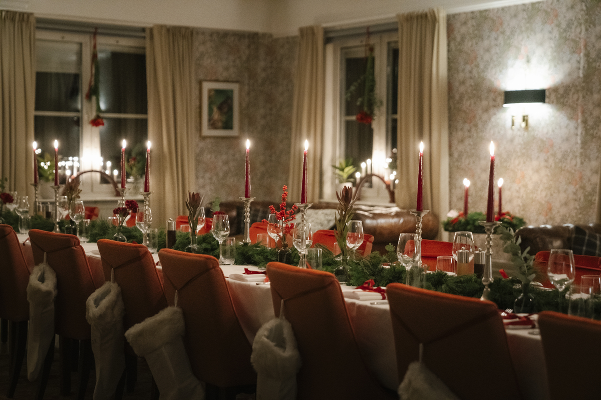 Uppdukat långbord för julmiddag