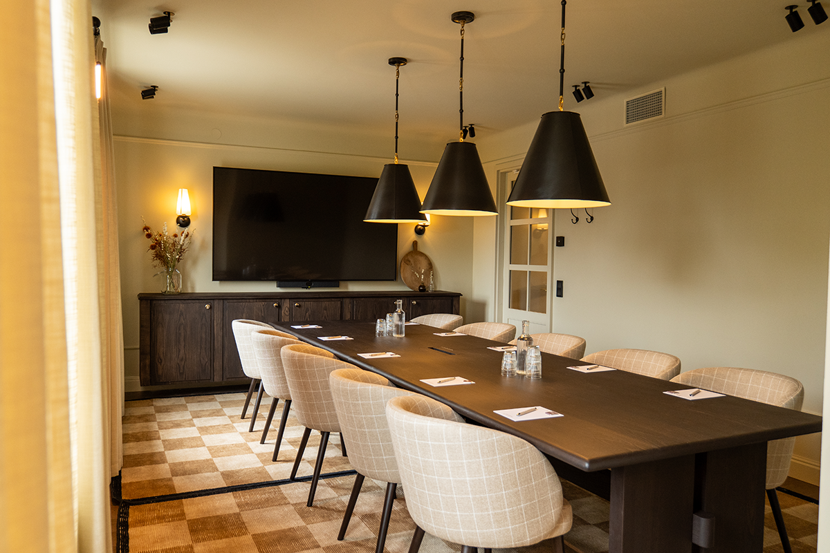 Konferensrum med gediget styrelsebord och vackra detaljer inspirerat från intilliggande stall