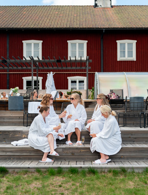 En grupp tjejer sitter vid poolen