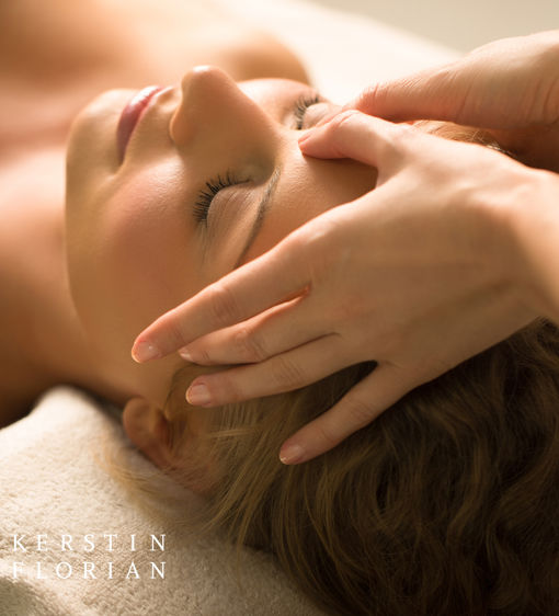 Kvinna får ansiktsmassage