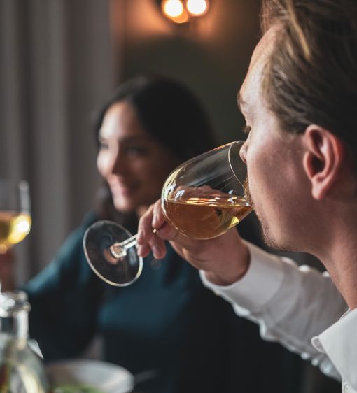 Människor dricker vin på restaurang