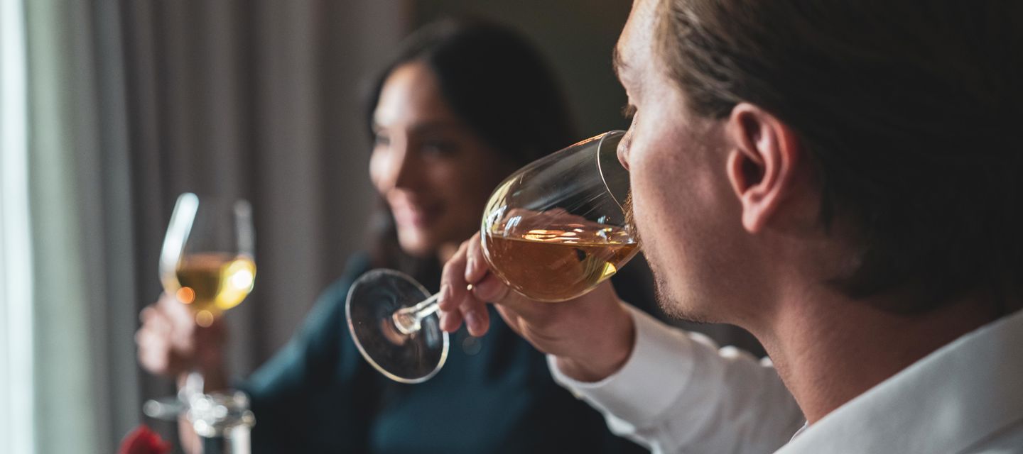 Människor dricker vin på restaurang