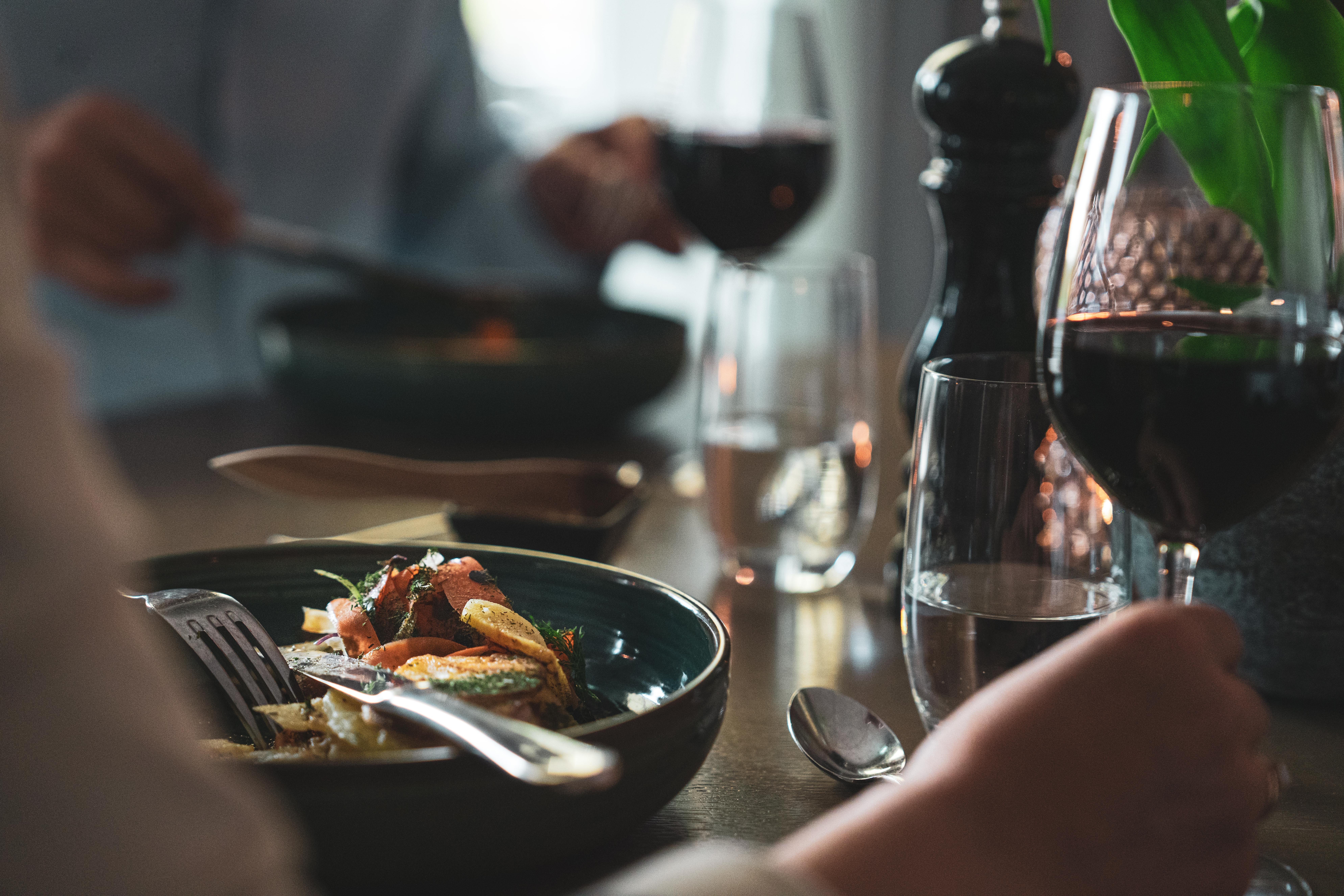 Varmrätt och vin i restaurang