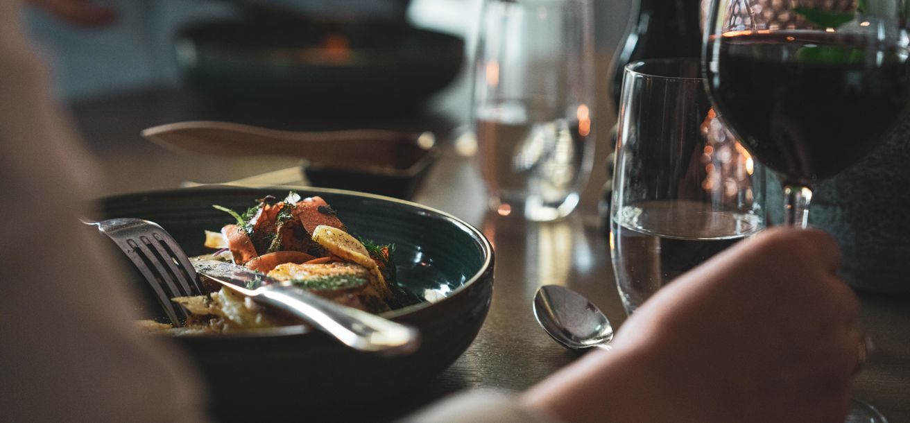 Varmrätt och vin i restaurang