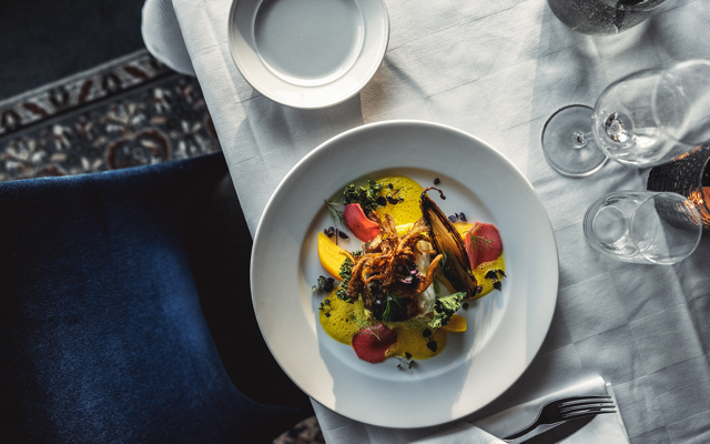 Maträtt serverad på dukat bord i restaurangen
