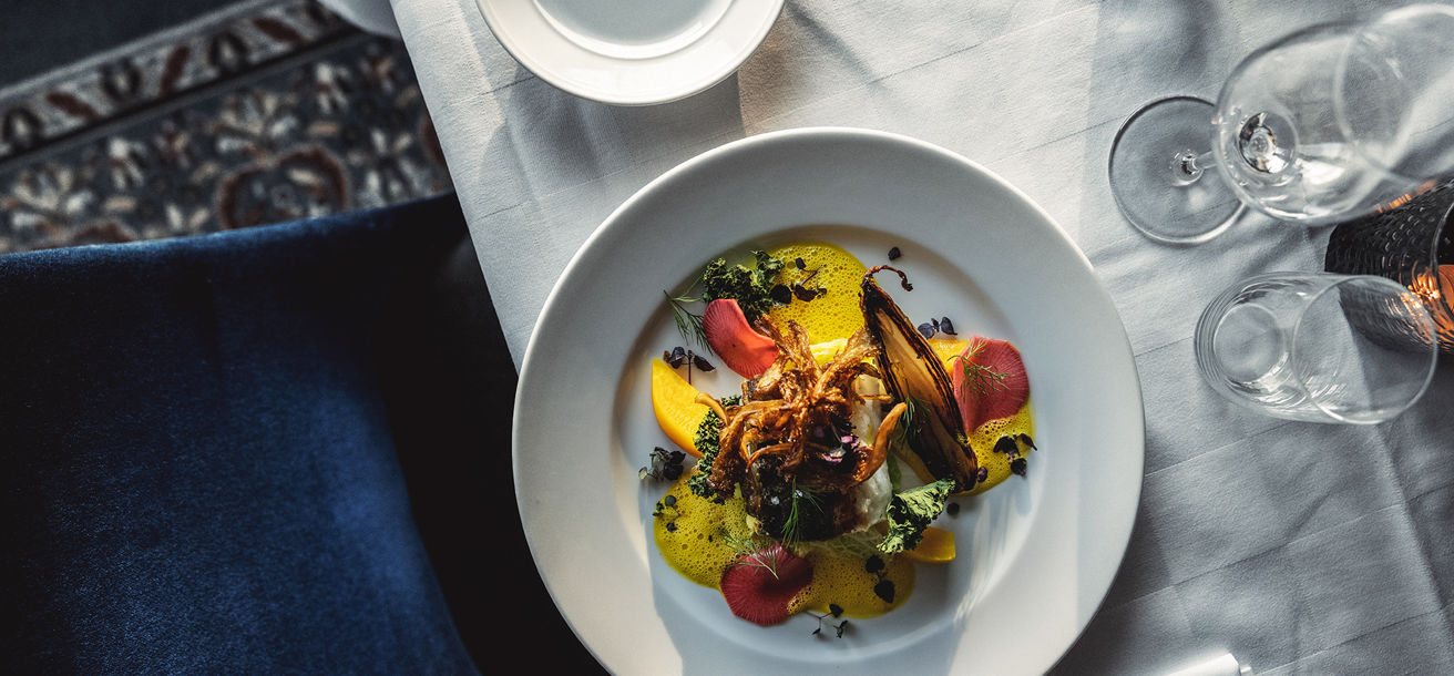 Maträtt serverad på dukat bord i restaurangen