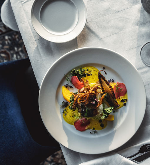 Maträtt serverad på dukat bord i restaurangen