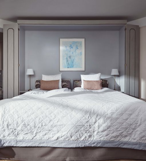 Superiorhotellrum på Värmdö med inredning i ljusa färger