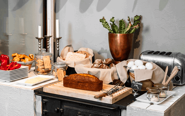 Starta dagen med frukostbuffé med stort urval av produkter