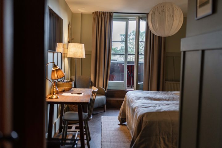 Hotellrum med tillhörande balkong