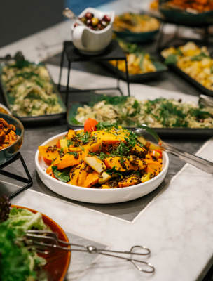 Lunchmbuffé med flera olika rätter och sallader